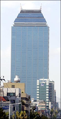 론스타가 매각을 추진하며 1000억원이 넘은 차익을 얻은 서울 강남구 역삼동 스타타워 빌딩.